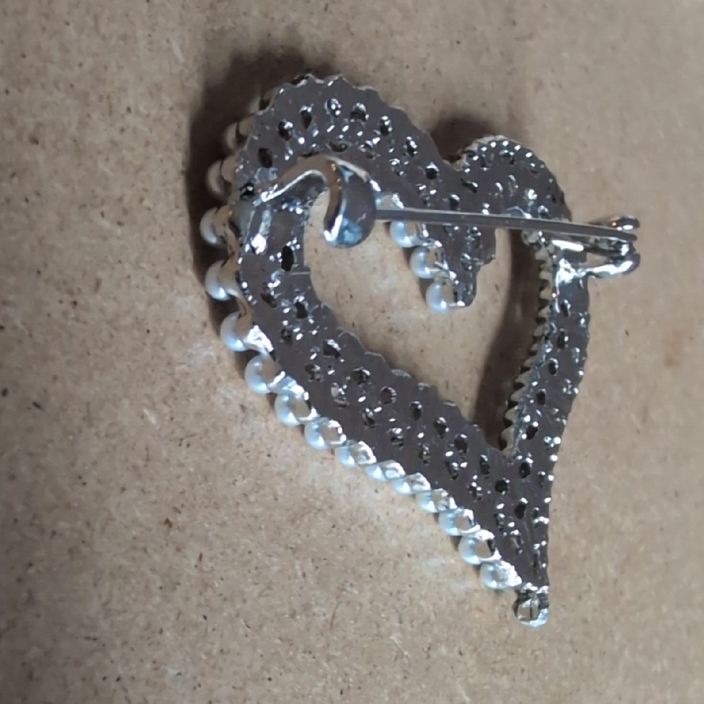Iridescent Pearl and Crystal Heart Brooch - Picture 4 of 5
